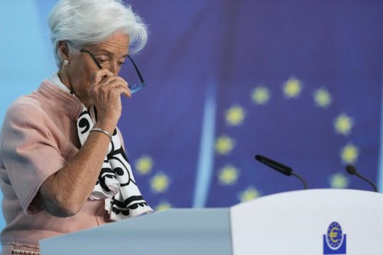 Αμετάβλητα διατήρησε τα επιτόκιά της η ΕΚΤ